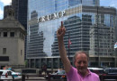 La foto di Renzo Ulivieri che fa il dito medio alla Trump Tower, a Chicago
