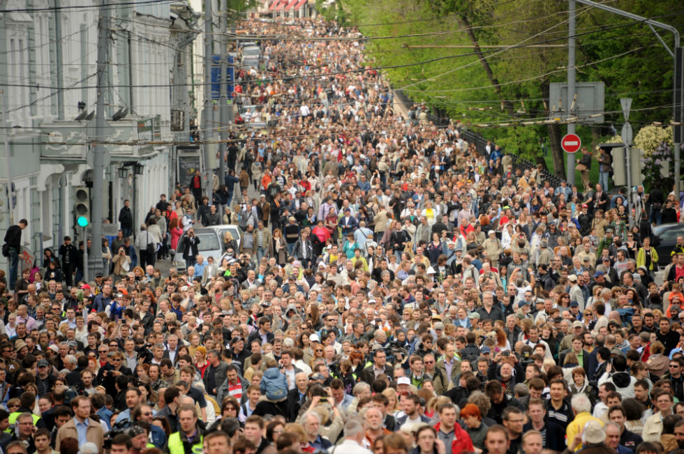 Массовая объемная. Толпа людей на мероприятии. Толпа народа на мероприятие. Толпа людей на празднике. Толпа людей Россия.