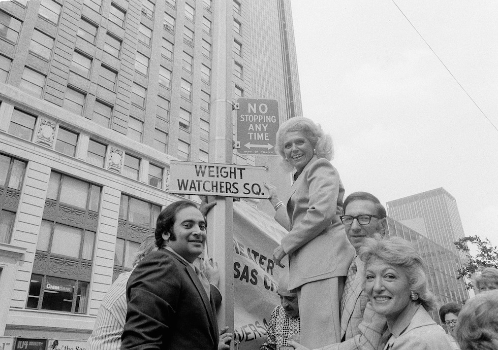 Jean Nidetch a Times Square, New York, 11 giugno 1973. 
(AP Photo/Anthony Camerano)