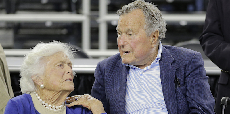 George H.W. Bush con la moglie Barbara a Houston, Texas, nel marzo del 2015. 
(AP Photo/David J. Phillip, File)