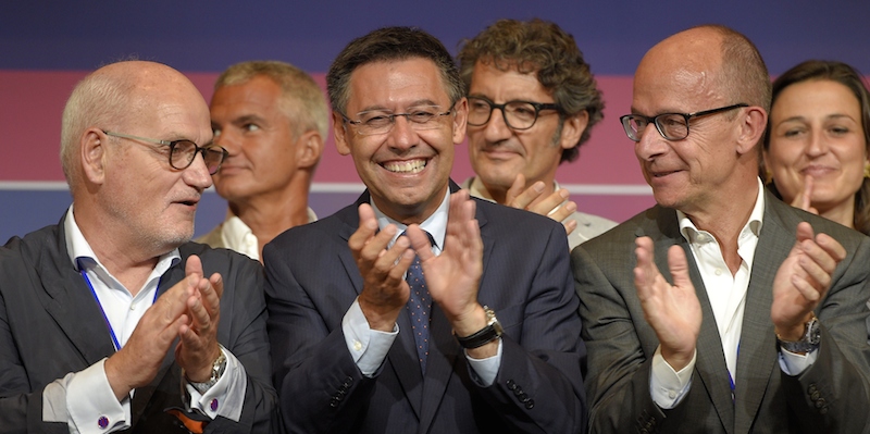 Josep Maria Bartomeu (al centro), festeggia la sua rielezione a presidente del Barcellona. (LLUIS GENE/AFP/Getty Images)