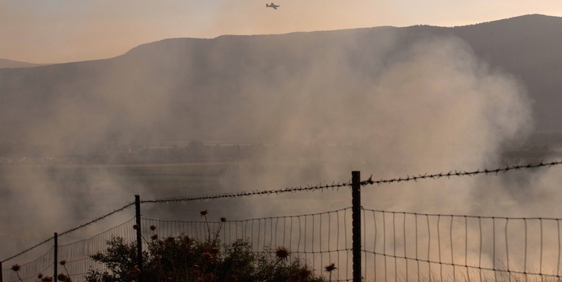 Il fumo dei razzi lanciati dalla Siria e caduti vicino a Kfar Szold, in Israele, 20 agosto 2015. 
(AFP/Getty Images)