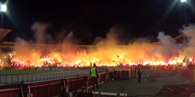 Zeus Party Set di Fumogeni della Squadra di Calcio Milan Kit di Fumogeni da  Stadio Rosso Neri Kit da Stadio del Tifoso Milanista Fumogeni da Stadio  Durata 60 Secondi (2) : .it