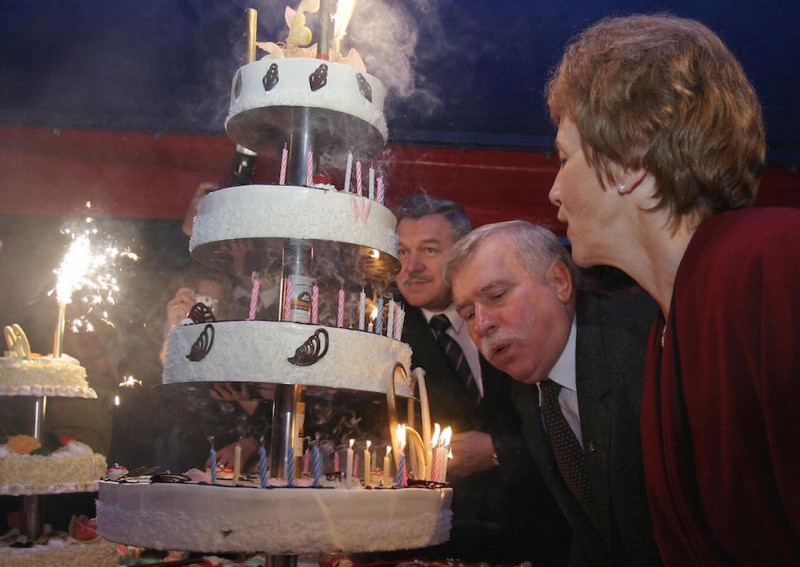 Perché spegnere le candeline sulla torta di compleanno è deleterio