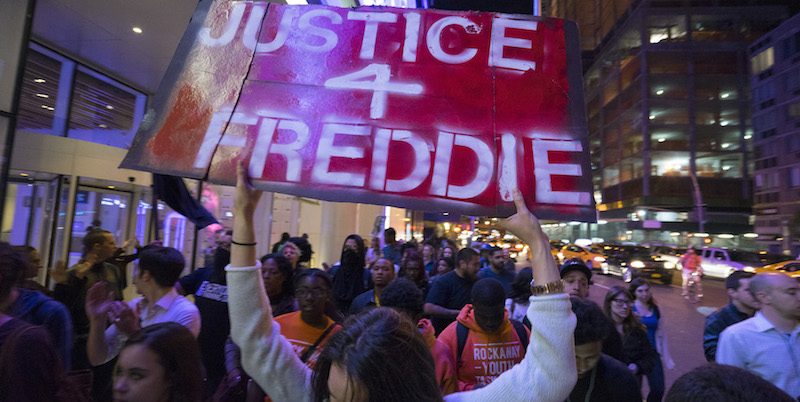 Un cartello chiede "Giustizia per Freddie" Gray, il ragazzo morto dopo il suo arresto a Baltimora: è stato esposto durante una manifestazione a New York, Stati Uniti

(AP Photo/Craig Ruttle)