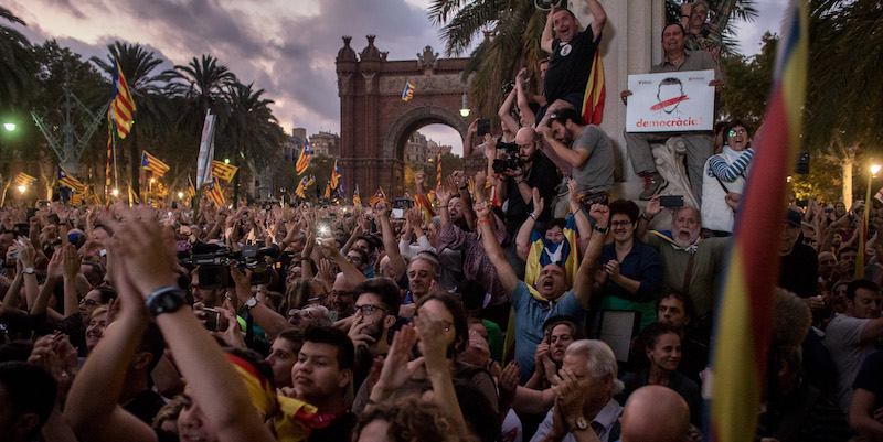Sostenitori dell'indipendenza della Catalogna a Barcellona, il 10 ottobre 2017 (Chris McGrath/Getty Images)
