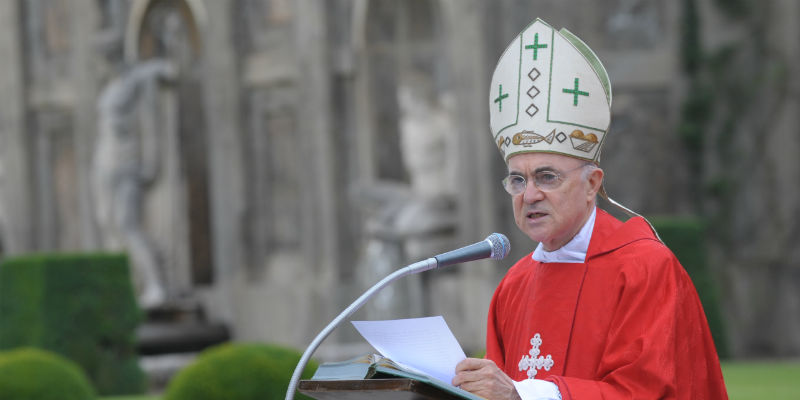 Un arcivescovo ha chiesto al Papa di dimettersi - Il Post