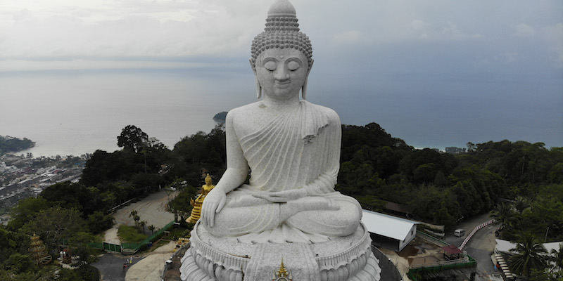 Una grande statua di Buddha a Phuket, in Thailandia, l'11 ottobre 2018 (JEWEL SAMAD/AFP/Getty Images)