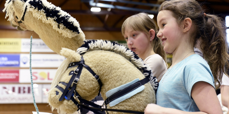 In Finlandia le ragazzine hanno inventato uno sport con i cavalli bastone -  Il Post