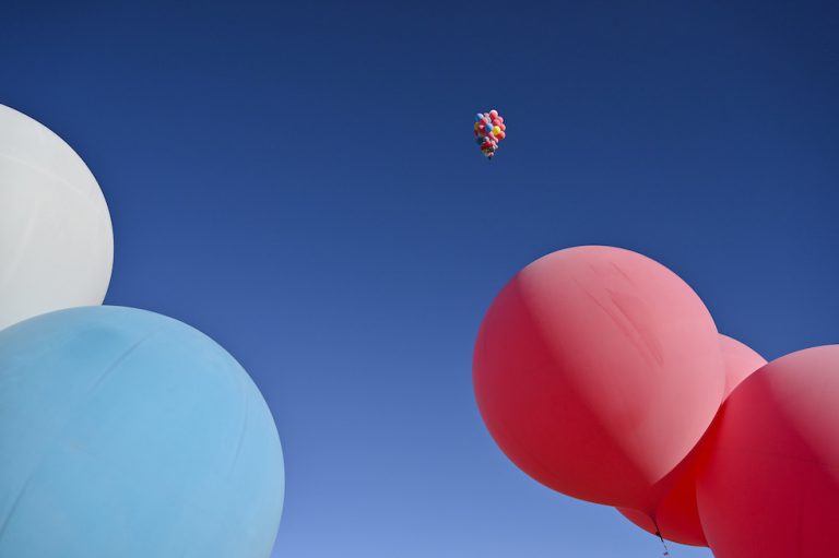 Il video e le foto di David Blaine che si fa sollevare in aria da decine di  palloncini - Il Post