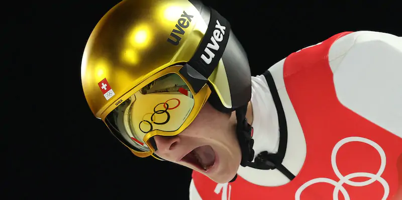 L'atleta austriaco Dominik Peter, durante il turno di qualificazione della gara di salto con gli sci, alle Olimpiadi invernali di Pechino (Ezra Shaw/Getty Images)