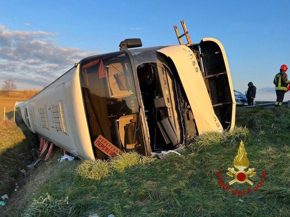 A bus carrying Ukrainian refugees overturned on the A14: a woman died