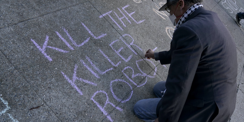 Una scritta di protesta contro la norma sui “robot killer” (AP Photo/Jeff Chiu)