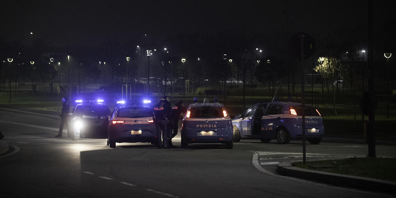 Un posto di blocco della polizia per cercare i giovani evasi dal carcere Beccaria di Milano (Andrea Fasani, Ansa)