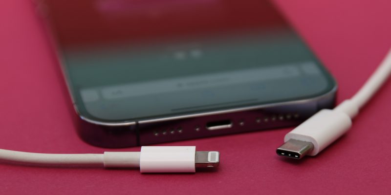 Apple ha detto che il nuovo iPhone sarà dotato di porte e connettori USB-C  anziché di quelli Lightning, tipici di tutti gli iPhone finora - Il Post