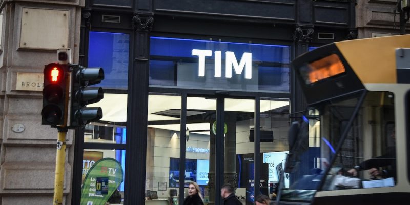 Tim, arriva l'offerta non vincolante di Kkr per la rete. Oggi il