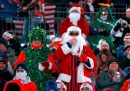 Los fanáticos visten disfraces navideños durante el partido de la NFL entre los Denver Broncos y los New England Patriots en Nochebuena.
