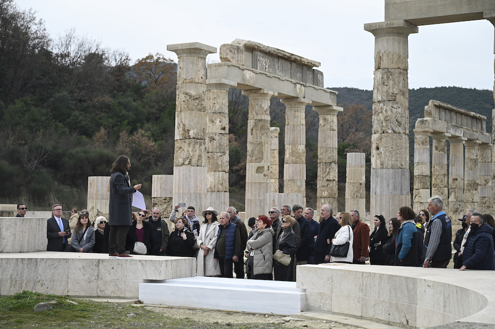 Un gruppo di persone visita il sito del palazzo di Aigai