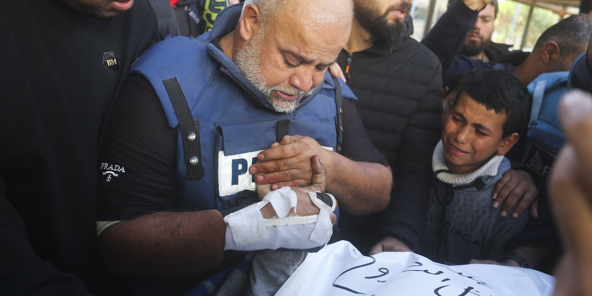 Il giornalista di Al Jazeera Wael Dahdouh stringe la mano del figlio Hamza, un altro giornalista, ucciso in un bombardamento israeliano a Rafah, nella Striscia di Gaza, il 7 gennaio 2024 (AP Photo/Hatem Ali)