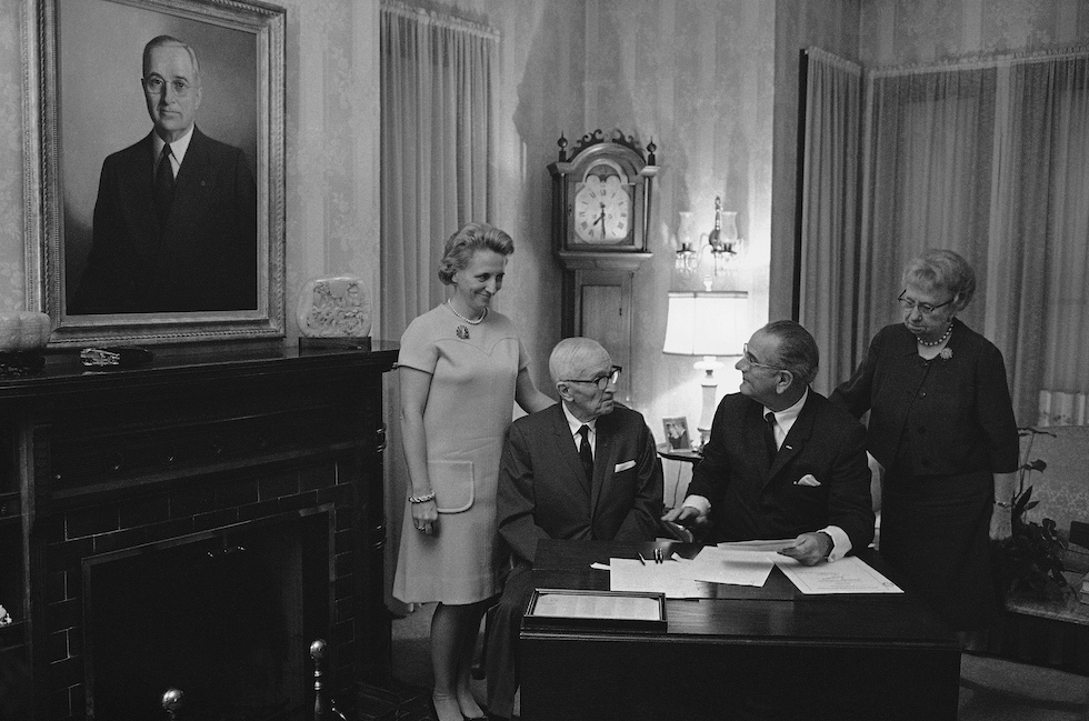 L'ex presidente degli Stati Uniti Harry S. Truman (sinistra) e l'allora presidente in carica Lyndon B. Johnson (destra) con la figlia di Truman, Margaret (sinistra), e la first lady Bess,12 ottobre 1968 (AP photo)