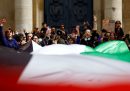 Studenti in piazza davanti all'università della Sorbona durante una manifestazione in sostegno della popolazione civile palestinese