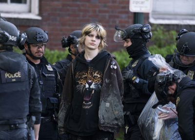 L'arresto di una delle persone che stavano occupando la biblioteca dell'Università statale di Portland, in Oregon, nell'ambito delle manifestazioni degli atenei statunitensi contro Israele, in sostegno della popolazione palestinese. La foto è di giovedì.