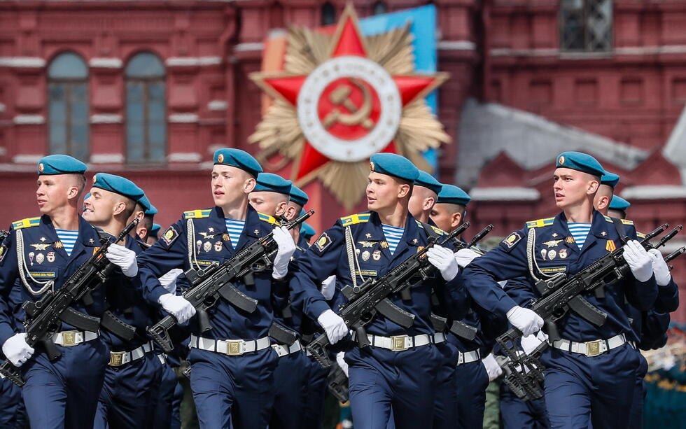 Militari russi partecipano alle prove generali della parata militare per il Giorno della Vittoria, l'anniversario della resa incondizionata della Germania nazista durante la seconda guerra mondiale (EPA/YURI KOCHETKOV)