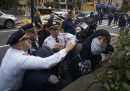 La polizia arresta un manifestante pro Palestina vicino al Metropolitan Museum of Art, dove lunedì sera era in corso il Met Gala, l’evento mondano più importante del mondo della moda