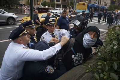 La polizia arresta un manifestante pro Palestina vicino al Metropolitan Museum of Art, dove lunedì sera era in corso il Met Gala, l’evento mondano più importante del mondo della moda