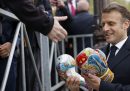 Il presidente francese Emmanuel Macron con un paio di guanti da boxe decorati durante una cerimonia per il 79esimo anniversario della Seconda guerra mondiale in Francia. Macron è un appassionato di boxe e si è fatto fotografare in diverse occasioni mentre la pratica, sollevando anche qualche polemica