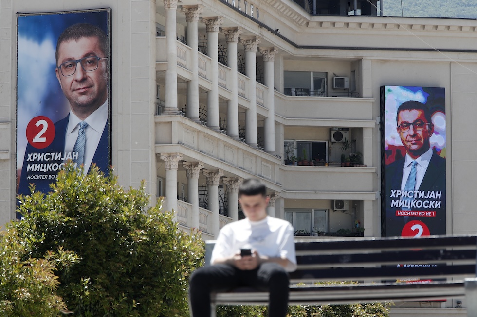 Manifesti elettorali di Hristijan Mickoski, il leader del principale partito di centrodestra di opposizione VMRO-DPMNE a Skopjie, lunedì 6 maggio