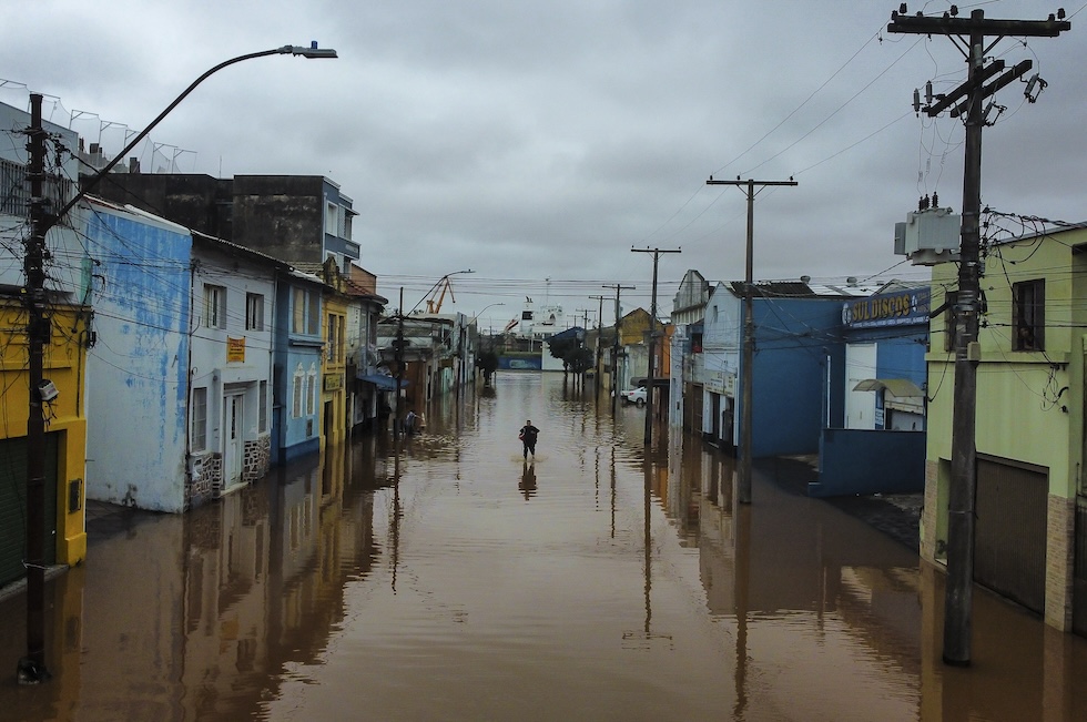 Una strada allagata di Porto Alegre 