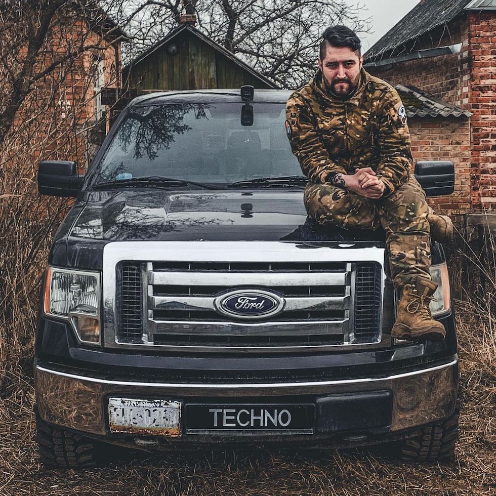 Daniel Detcom sul fronte del Donbass con la sua automobile