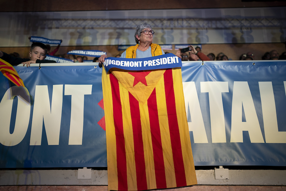 Una sostenitrice di Carles Puigdemont a un evento elettorale