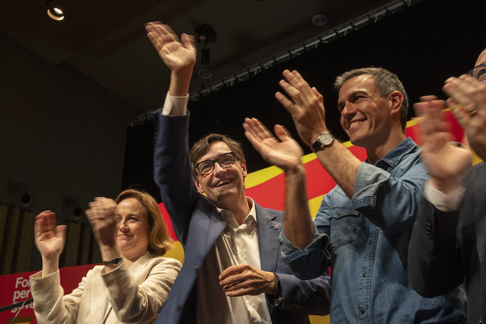 Il candidato Socialista in Catalogna Salvador Illa (al centro) e il primo ministro spagnolo Pedro Sánchez durante un evento elettorale