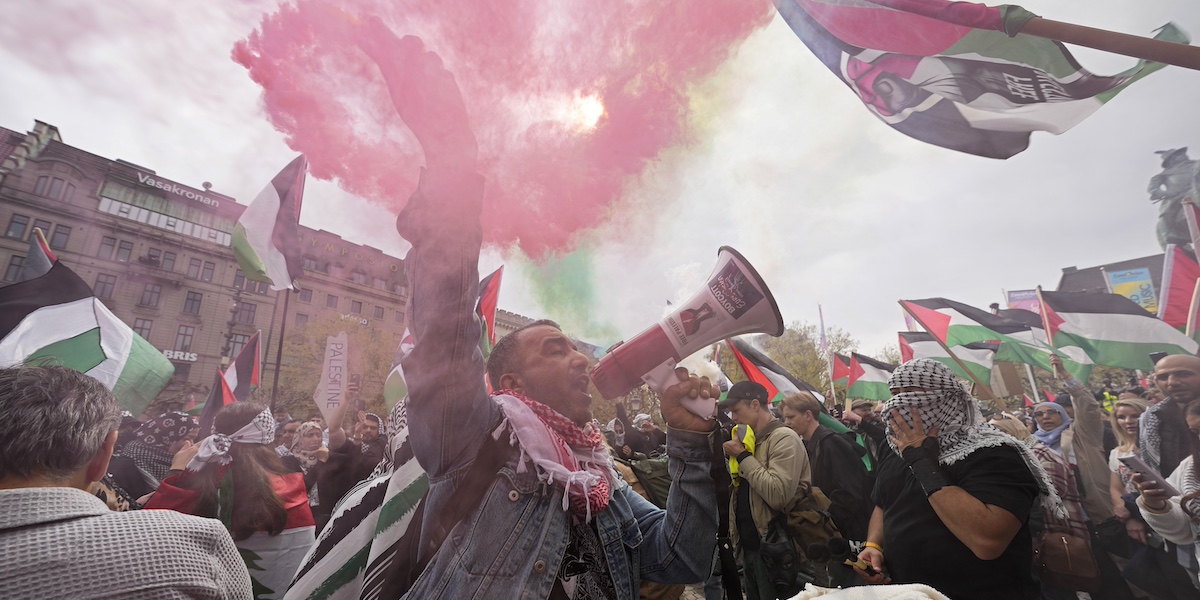 Una manifestazione a sostegno della Palestina a Malmö, in Svezia (AP Photo/Martin Meissner)