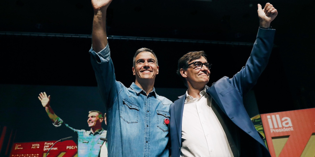 Il primo ministro spagnolo Pedro Sánchez (a sinistra) e il candidato Socialista in Catalogna Salvador Illa durante un evento elettorale (EPA/ANDREU DALMAU)