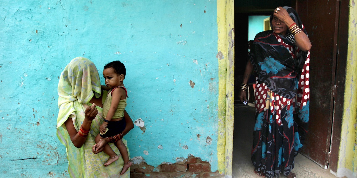 Una donna con il figlio ad Allahabad, in India, nel 2012 (AP Photo/Rajesh Kumar Singh)