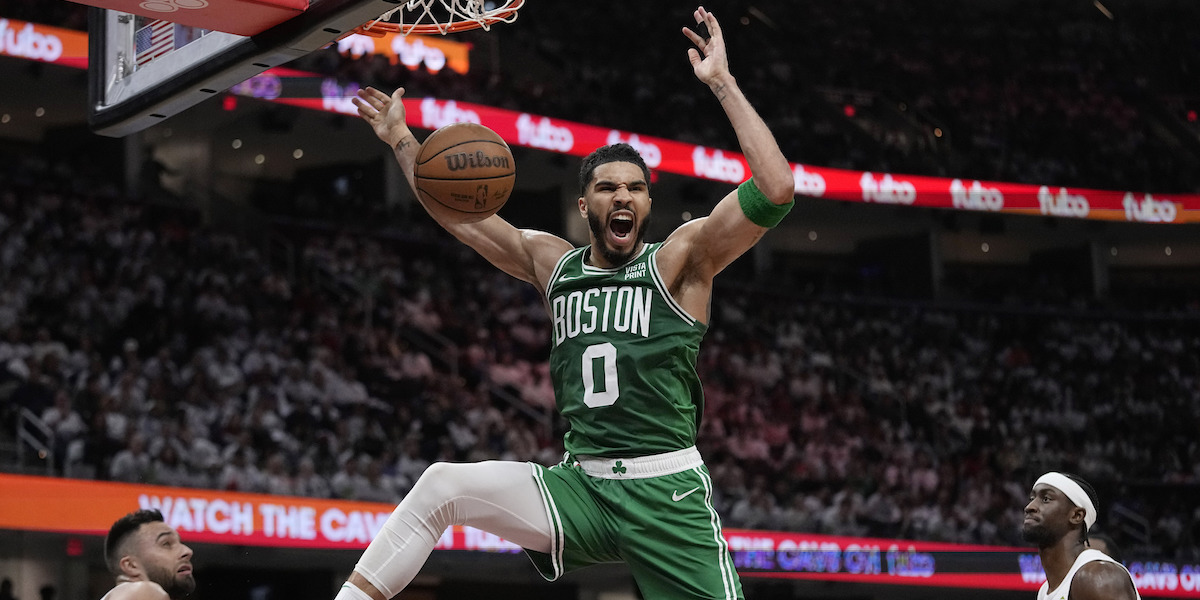 La schiacciata della guardia dei Boston Celtics Jayson Tatum nella partita contro i Cleveland Cavaliers (AP Photo/Sue Ogrocki)