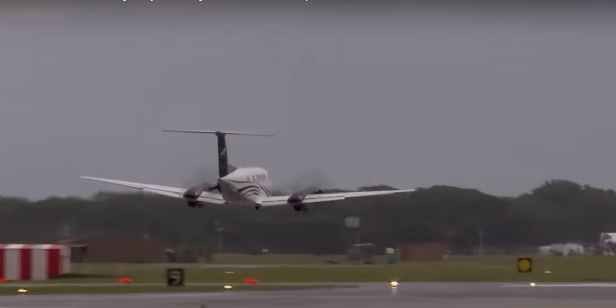 un aereo senza carrello a pochi metri dalla pista