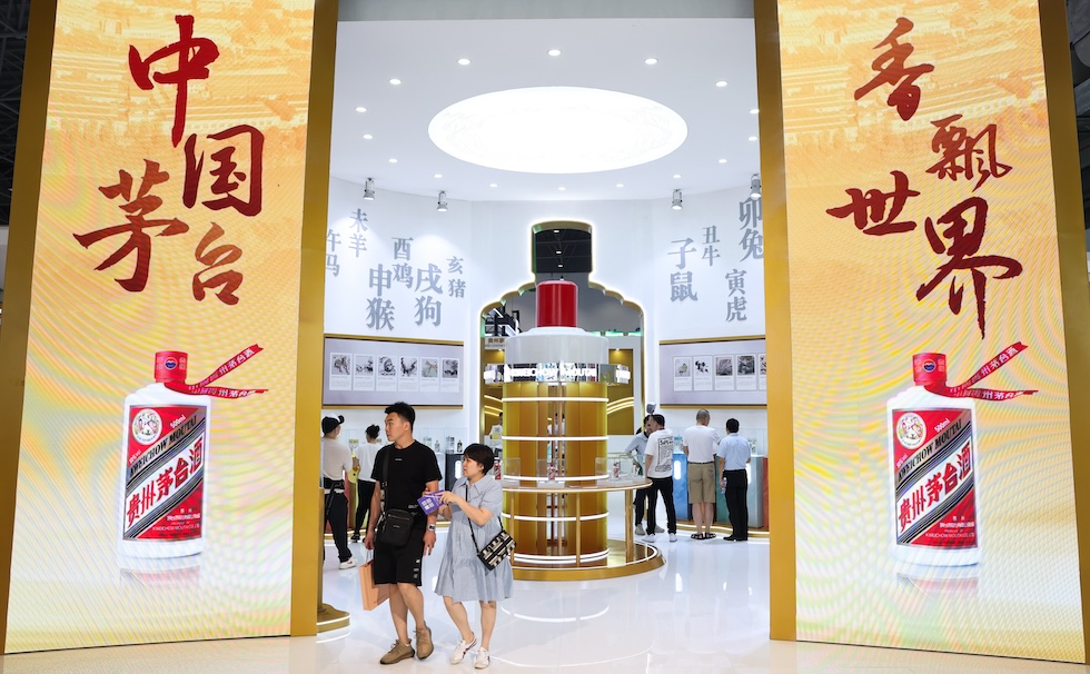 Lo stand del Kweichow Moutai durante una fiera ad Haikou, nella provincia di Hainan, il 15 aprile del 2024