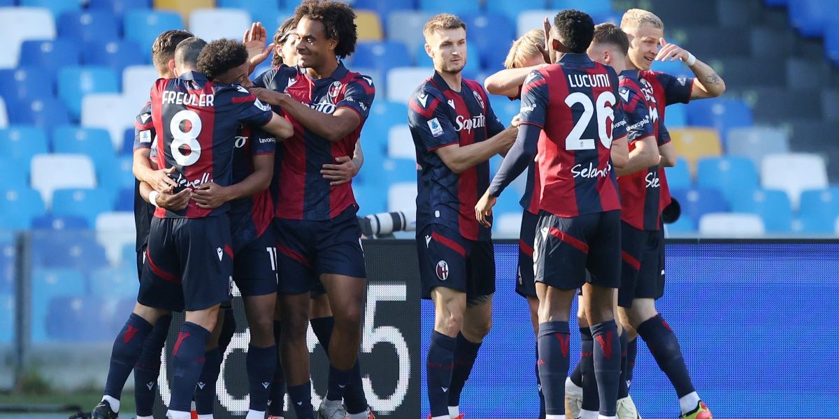 I giocatori del Bologna esultano dopo uno dei due gol al Napoli: al dodicesimo minuto erano già avanti 2-0 (Francesco Pecoraro/Getty Images)