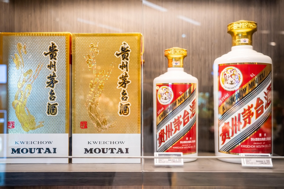 Bottiglie di Kweichow Moutai in un supermercato di Shenzhen, nel sud della Cina