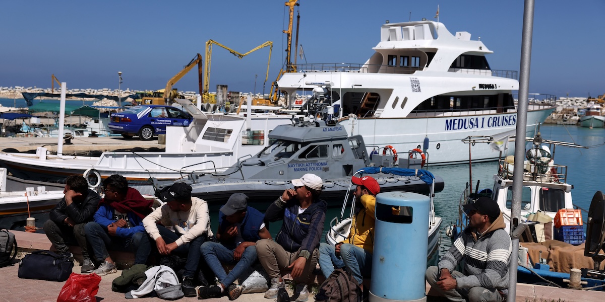 Persone migranti al porto di Paralimni, sull'isola di Cipro, 5 aprile 2024 (REUTERS/ Yiannis Kourtoglou)