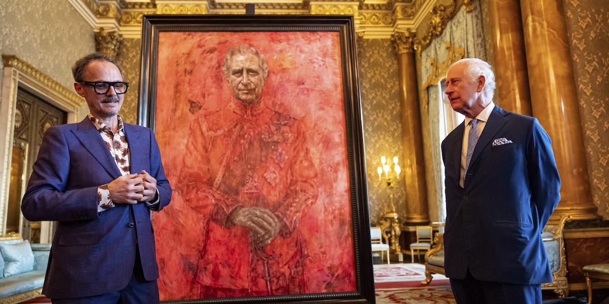 L'artista Jonathan Yeo e re Carlo III mentre viene mostrato il primo ritratto ufficiale di re Carlo III, entrambi in piedi di fronte al quadro appena scoperto