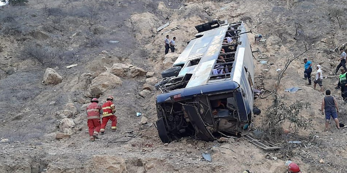 Un autobus peruviano dopo un incidente, nel 2020 (AP Photo/Highway Police, via AP)