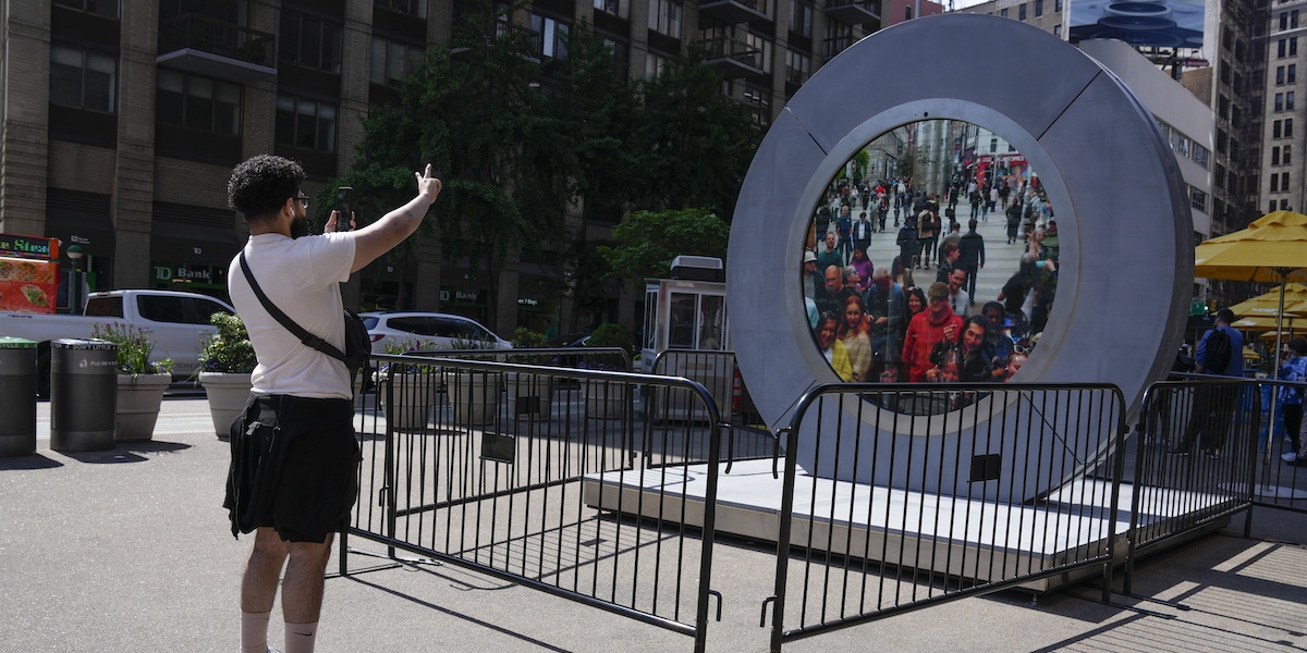 Un uomo sul lato newyorchese del “portale”, prima della sua disattivazione (AP Photo/Seth Wenig)