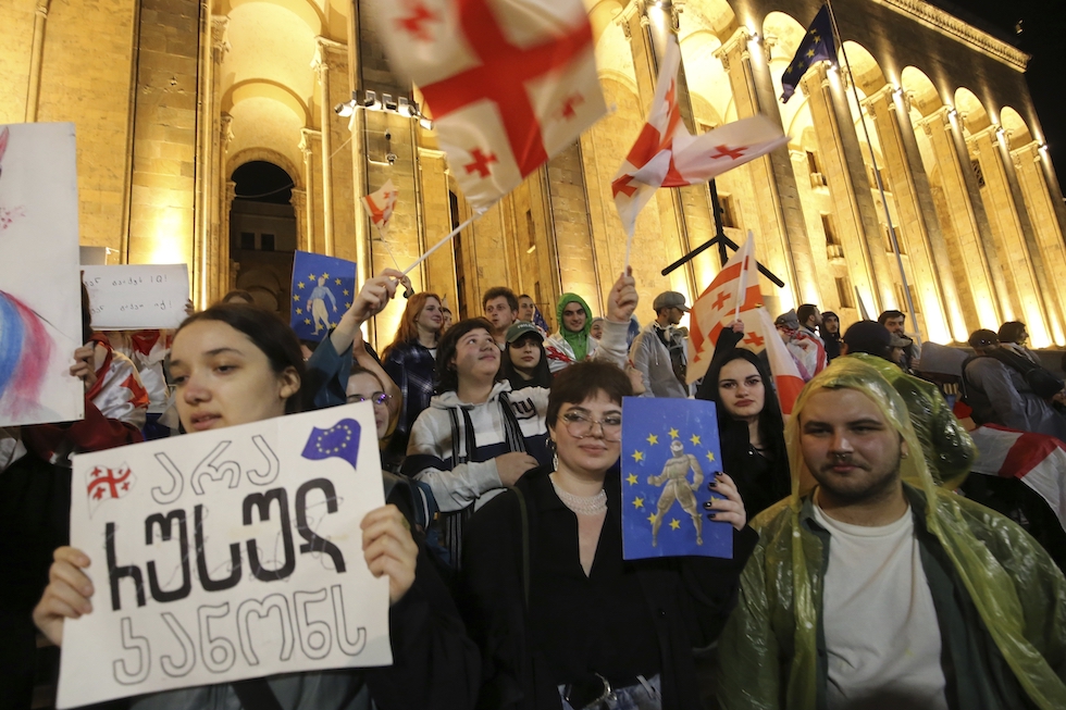 Manifestanti davnati al parlamento georgiano, il 12 maggio