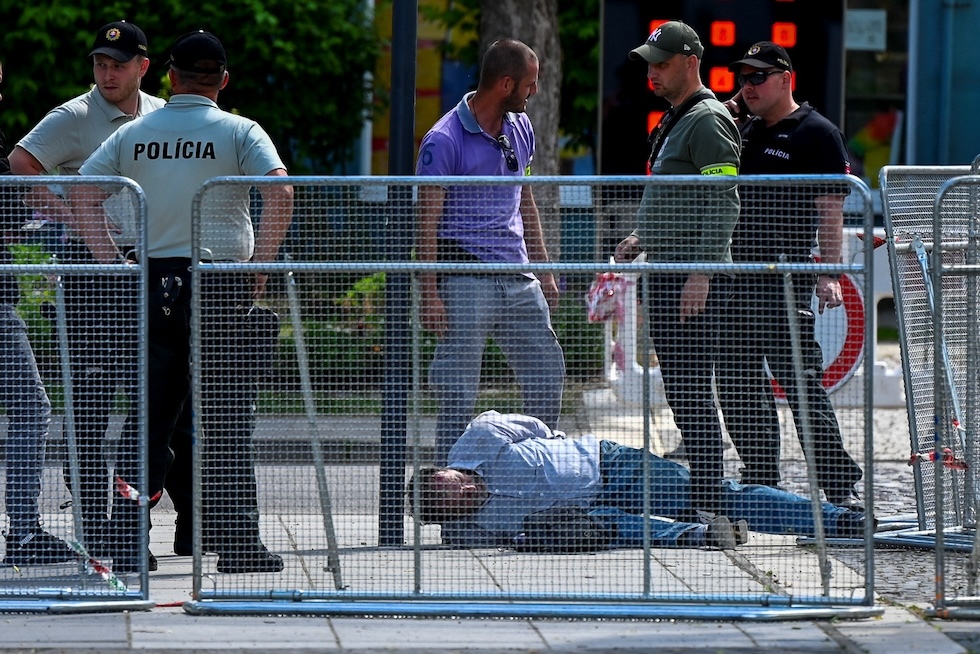 L’uomo sospettato dopo essere stato fermato dalla polizia ad Handlova, 15 maggio (REUTERS/ Radovan Stoklasa)