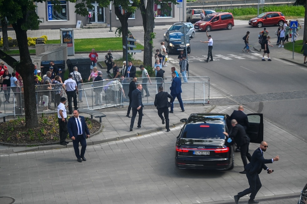 Alcuni agenti caricano Fico su un’auto, mentre altri fermano l’uomo sospettato di aver sparato. Handlová, 15 maggio (REUTERS/ Radovan Stoklasa)